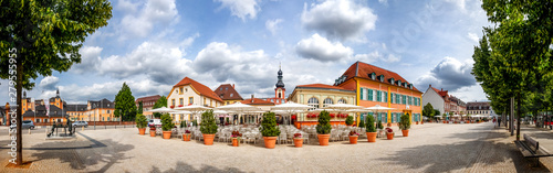 Fotomural Marktplatz Panorama mit Spargel Denkmal, Schwetzingen, Deutschland