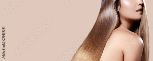 Cuadros en Lienzo Beautiful Woman with Straight Shiny Hair