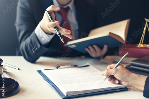 Fotomural Businessman and lawyer discuss the contract document