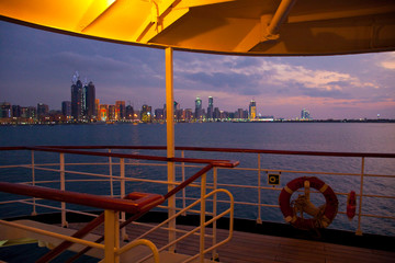 Crucero en el Emirato de Abu Dabhi, Emiratos Árabes Unidos, Golfo Pérsico