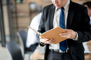 Close up business man do someting with note book.