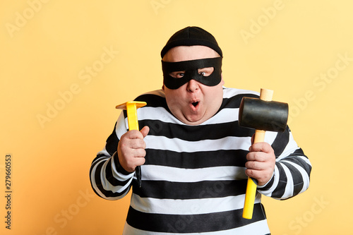 Fotografía excited funny man in mask being excited by stolen money
