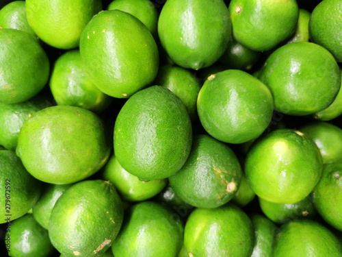 Fotografía Fresh green lime pile in harvest season