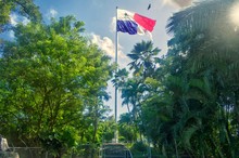 Bandera De Panama Ubicada En La Cima Del Cerro Ancón. Bandera Panameña Ondeando Desde Arriba.