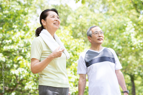 運動中に休憩するシニアカップル Buy This Stock Photo And Explore Similar Images At Adobe Stock Adobe Stock