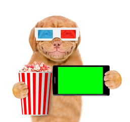 Poster - Smiling puppy in 3d glasses holding popcorn basket and smartphone. isolated on white background