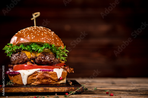Cuadros en Lienzo Close-up of home made tasty burger on wooden table.