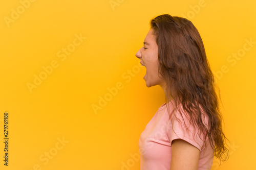 Fotografía Young european woman isolated over yellow background shouting towards a copy spa
