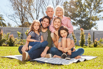 Wall Mural - Glückliche Großfamilie mit drei Generationen