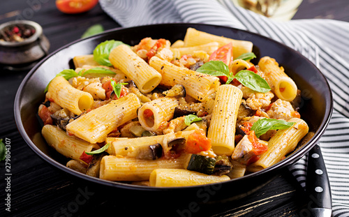 Cuadros en Lienzo Rigatoni pasta with chicken meat, eggplant in tomato sauce in bowl