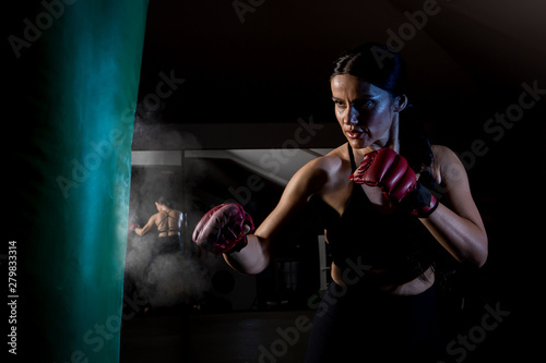 Dekoracja na wymiar  mloda-kobieta-bokser-nabijania-worka-na-trening-sportowy-w-silowni