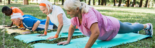 Canvas Print panoramic shot of sportive retired and multicultural men and woman in sportswear