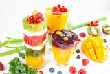 Fototapeta Kuchnia - Wielowarstwowe smoothie z żółtych, zielonych i czerwonych owoców i warzyw