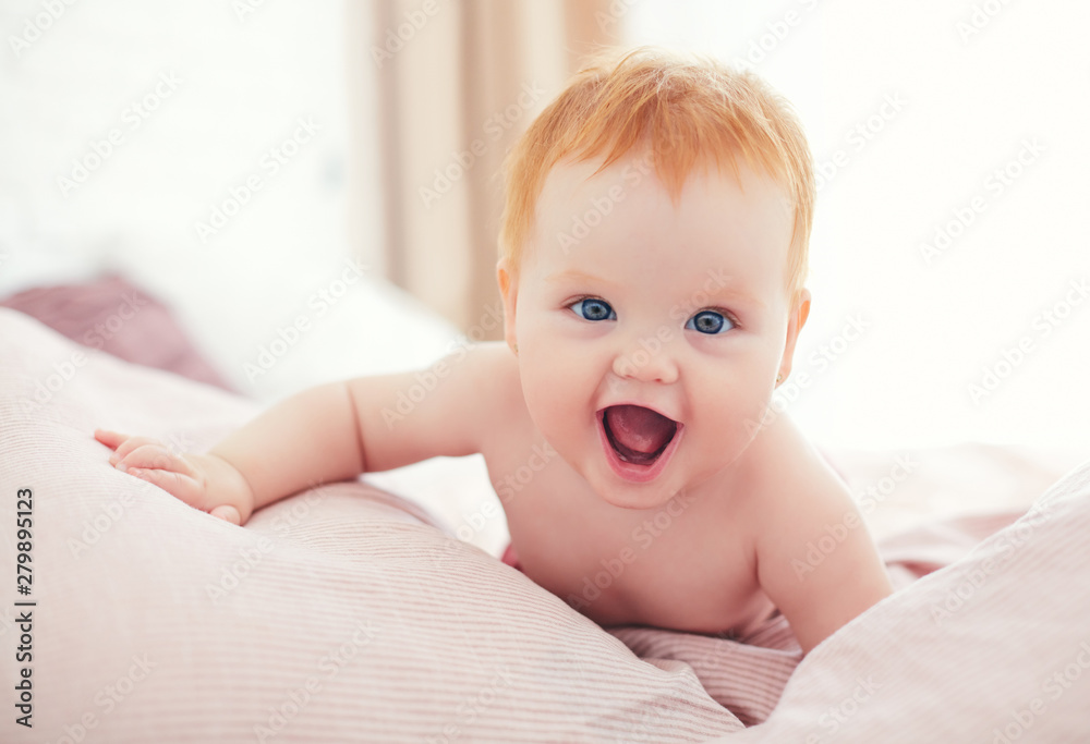 happy excited infant baby girl crawling on the bed - obrazy, fototapety, plakaty 
