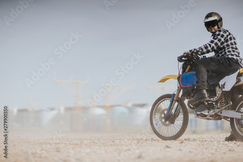 Dekoracja na wymiar  mlody-czlowiek-jedzie-na-motocyklu-terenowym-na-pustyni