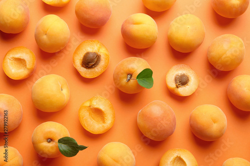 Cuadros en Lienzo Delicious ripe sweet apricots on orange background, flat lay