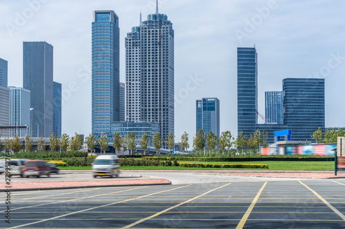 empty car park with downtown city space background Fototapete