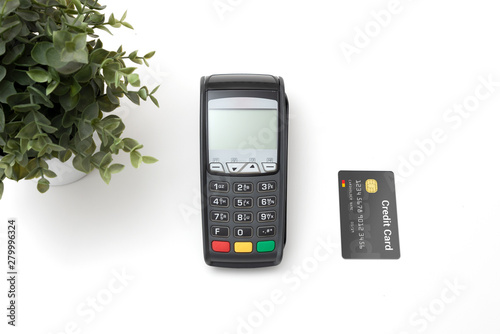 Fotografía Payment terminal with credit card top view