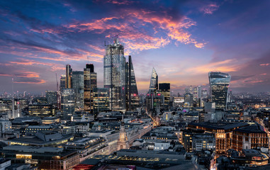 Fototapete - Der Finanzbezirk City von London mit den Banken und Wolkenkratzern am Abend nach Sonnenuntergang, Großbritannien 