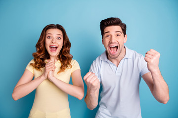 Canvas Print - Photo of pair foxy curly lady brunet guy staring open mouth yell cheerleading wear casual t-shirts isolated blue background