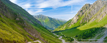 Panorama Zielonej Alpejskiej Doliny