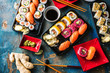Sushi Set Sashimi und Sushirollen auf serviert Steinschiefer