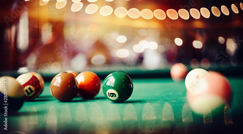 Fotografía Colorful billiard balls on a billiard table.