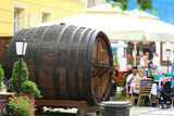 Fototapeta  - Ogromna beczka piwa, wina i ludzie przed restauracją w miasteczku.