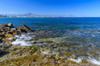 fale na skalistym wybrzeżu w Cap de l'Horta, Hiszpania