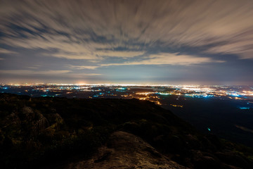 Wall Mural - Vista da cidade do alto do morro a noite