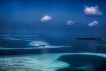 Wall Mural - Dieses einzigartige Bild zeigt die Malediven, die von einem Flugzeug von oben fotografiert werden. Sie können die Atolle im Meer gut sehen.