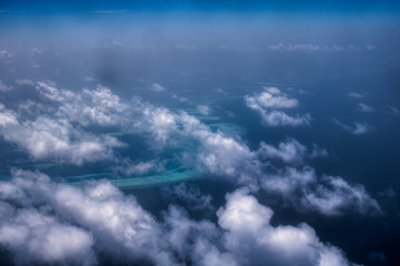 Wall Mural - Dieses einzigartige Bild zeigt die Malediven, die von einem Flugzeug von oben fotografiert werden. Sie können die Atolle im Meer gut sehen.