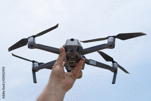 Cuadros en Lienzo Female hand launches drone for flight, with which you can take photos and video