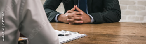 Fotomural Businessmen having meeting for bribery and corruption