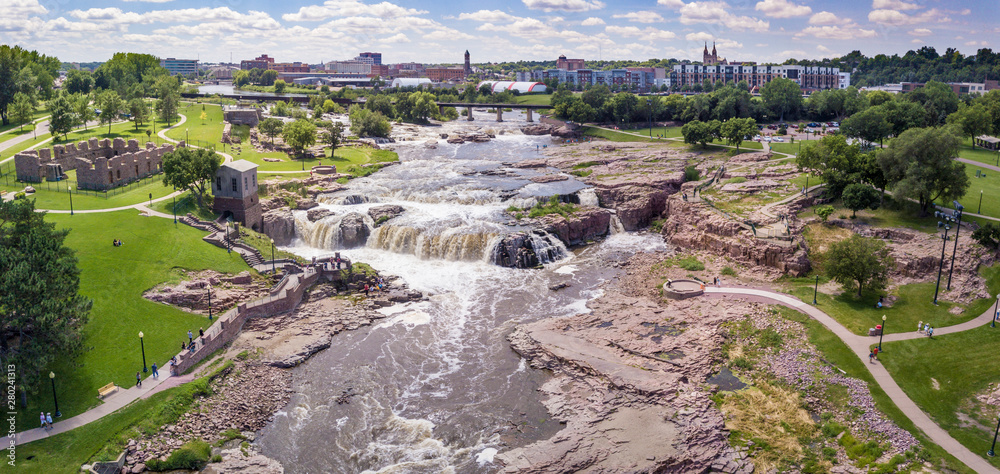 Aerial panorama of the falls in Sioux Falls, South Dakota and Falls Park. - obrazy, fototapety, plakaty 