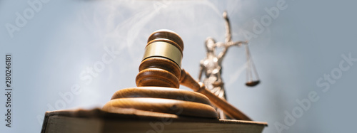 Fotografía Statue of lady justice on bright background - Side view with copy space