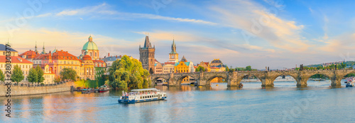 Photo Famous iconic image of Charles bridge and Praguecity skyline