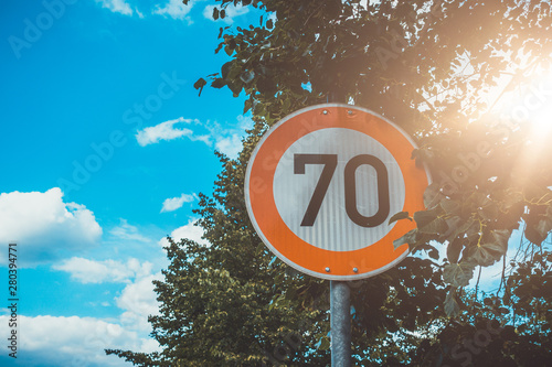 Fotografía traffic sign with number 70