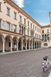 Crema piazza del Duomo, con porfido e palazzi storici in una bella giornata