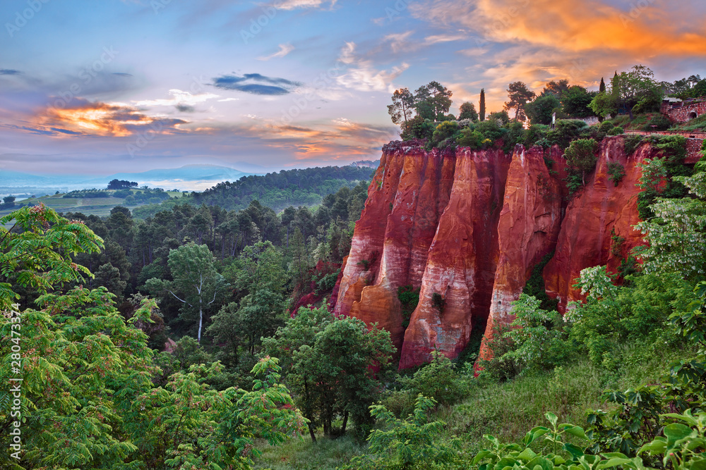 Roussillon, Provence, France: landscape at dawn of the ochre rocks and the valley in the nature park of Luberon - obrazy, fototapety, plakaty 