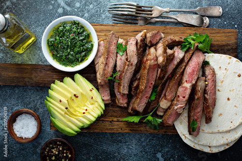 Fotografía Mexican steak with avocado, tortillas and green sauce