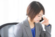 © UTS - 通話しているビジネスウーマン
