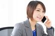 © UTS - 通話しているビジネスウーマン