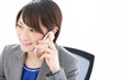 © UTS - 通話しているビジネスウーマン