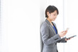 © UTS - スマートフォンを見ているビジネスウーマン