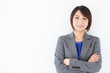 © UTS - 腕組みしている笑顔のビジネスウーマン