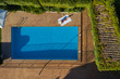 Imágenes aéreas desde dron de mujer en piscina.