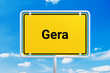 © MQ-Illustrations - Stadt Gera. Gelbes Schild, Ortsschild, Ortseingangsschild. Himmel mit Wolken.