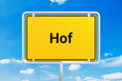 © MQ-Illustrations - Stadt Hof. Gelbes Schild, Ortsschild, Ortseingangsschild. Himmel mit Wolken.