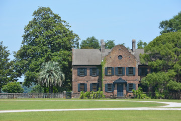  Middleton Place is a plantation in Dorchester County, directly across the Ashley River from North Charleston, in the U.S. state of South Carolina.